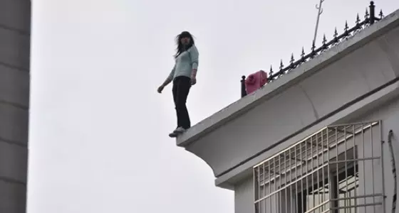 「媽媽我去天堂了,這裡太累了!」她說完後跳下21樓!殺死她的兇手竟然是…任誰都想不到!! | Love分享