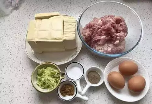豬肉豆腐丸子,外酥里嫩,好吃又好做,做一盤瞬間就沒了