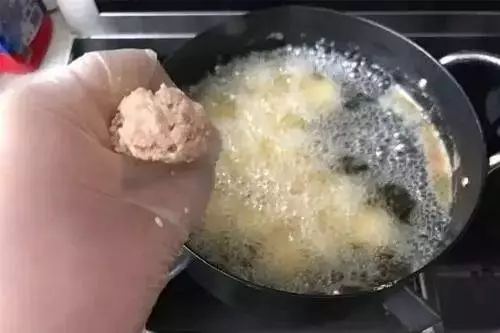 豬肉豆腐丸子,外酥里嫩,好吃又好做,做一盤瞬間就沒了