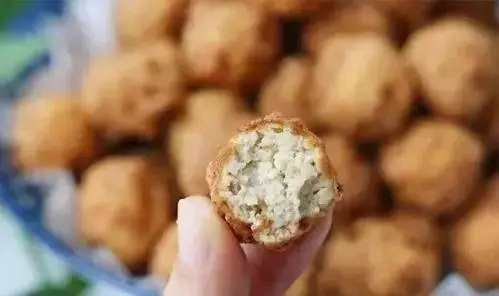 豬肉豆腐丸子,外酥里嫩,好吃又好做,做一盤瞬間就沒了