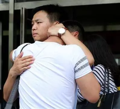 豪華婚宴上,農村阿公因「多吃一塊肉」被富二代辱罵,「新郎的做法」讓人倒吸一口涼氣!