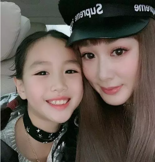 鍾麗緹小女兒考拉初長成,酷似母親,女神美貌有人繼承!