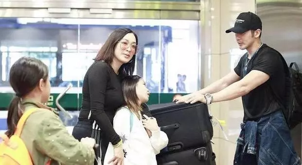 鍾麗緹小女兒考拉初長成,酷似母親,女神美貌有人繼承!