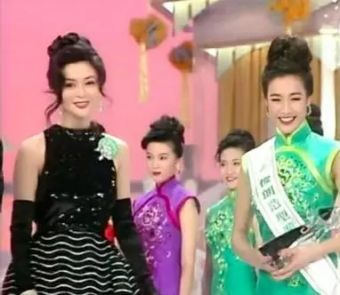 鍾麗緹小女兒考拉初長成,酷似母親,女神美貌有人繼承!