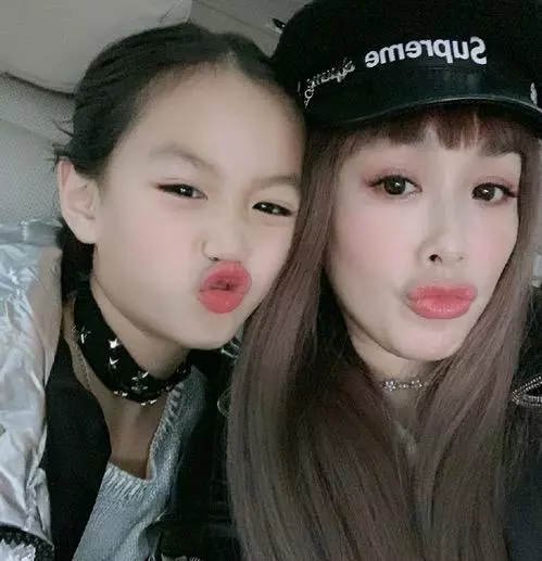 鍾麗緹小女兒考拉初長成,酷似母親,女神美貌有人繼承!