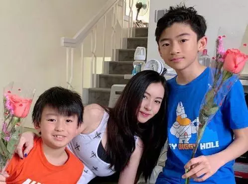 鍾麗緹小女兒考拉初長成,酷似母親,女神美貌有人繼承!