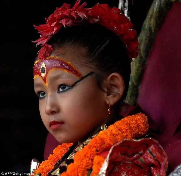尼泊爾一位7歲女童,被選中為印度教女神卡莉的化身,她雙足不能碰地,也無法與家人見面而且只要一生病就會被。。。
