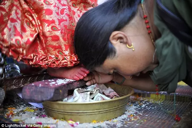 尼泊爾一位7歲女童,被選中為印度教女神卡莉的化身,她雙足不能碰地,也無法與家人見面而且只要一生病就會被。。。