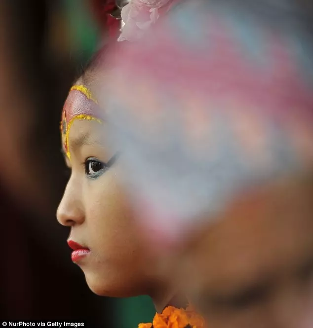 尼泊爾一位7歲女童,被選中為印度教女神卡莉的化身,她雙足不能碰地,也無法與家人見面而且只要一生病就會被。。。