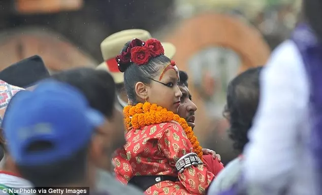 尼泊爾一位7歲女童,被選中為印度教女神卡莉的化身,她雙足不能碰地,也無法與家人見面而且只要一生病就會被。。。