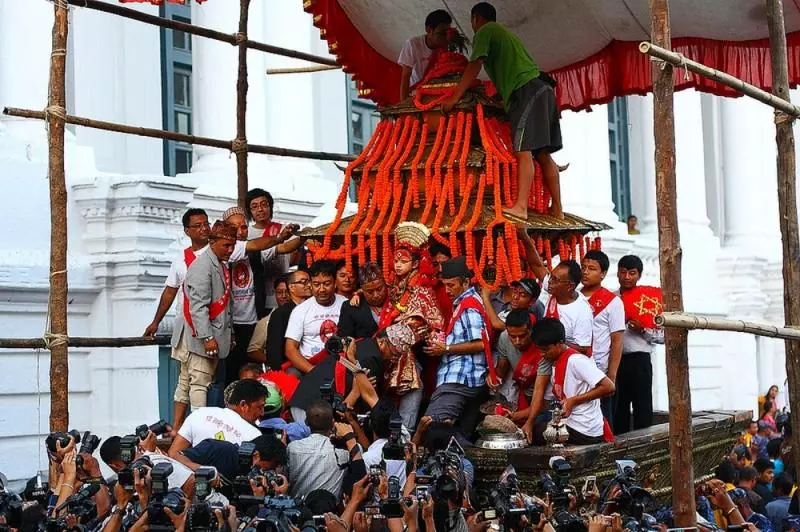 尼泊爾一位7歲女童,被選中為印度教女神卡莉的化身,她雙足不能碰地,也無法與家人見面而且只要一生病就會被。。。