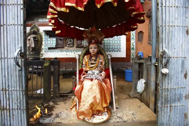 尼泊爾一位7歲女童,被選中為印度教女神卡莉的化身,她雙足不能碰地,也無法與家人見面而且只要一生病就會被。。。
