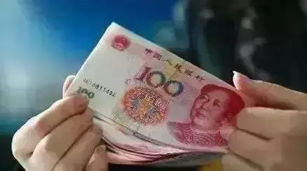 把女兒給岳母帶,每個月寄7000還說不夠用,我回去一趟後呆住了!