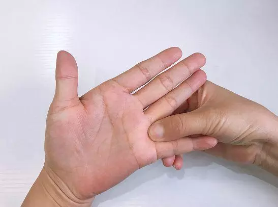 咳喘穴」,按揉5分鐘,一夜未咳嗽!大人小孩都管用~