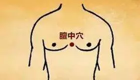 孩子被嚇到,媽媽馬上給孩子把一塊僵硬的肉揉開,就會平靜下來了