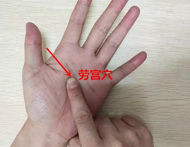 手上有一個降血壓穴,每天按6分鐘,穩定血壓,爬樓梯也不氣喘了