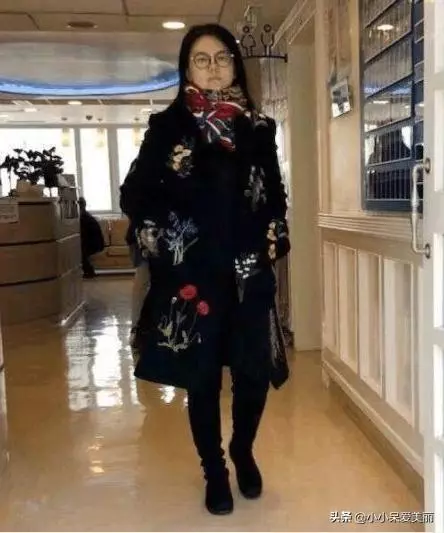 42歲李湘素顏出門被拍,與熒幕形象判若兩人