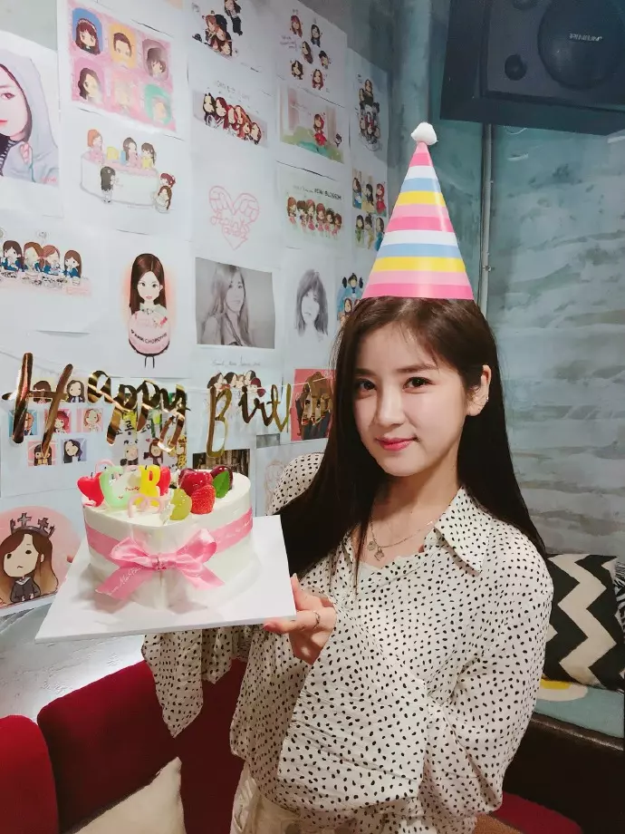[Apink][分享]190303 今天的壽星真的超級美啦！官方最喜歡在生日的時候放絕美「私藏」畫報啦！