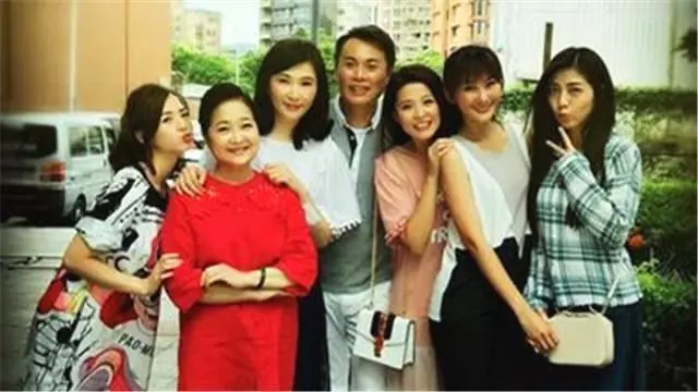 她是最美「林黛玉」,出道28年無緋聞,一輩子就一位男朋友,今52歲依舊單身