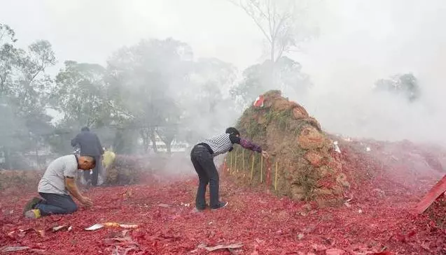 清明節掃墓,千萬別穿紅衣服去墓地