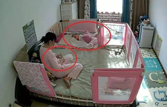 寶寶睡著後,監控拍到保姆所做一幕,媽媽看了直落淚,網友:這個保姆很用心