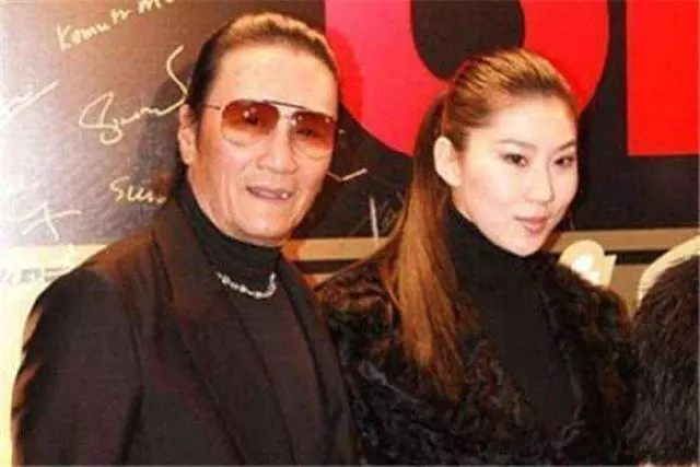 與大51歲富商戀愛,還清債務後翻臉分手,老爺子哭訴沒能留住她的心!