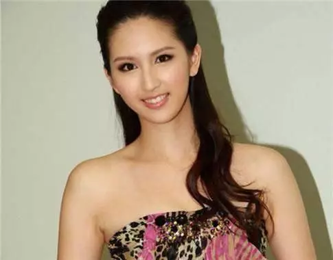 與大51歲富商戀愛,還清債務後翻臉分手,老爺子哭訴沒能留住她的心!