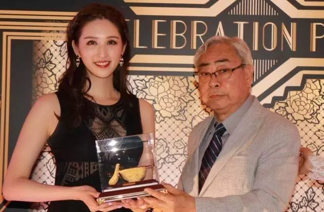 與大51歲富商戀愛,還清債務後翻臉分手,老爺子哭訴沒能留住她的心!