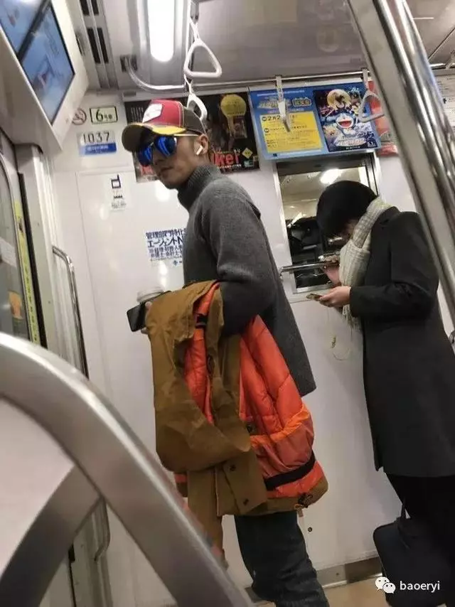 楊冪方否認介入鋒菲戀!網友偶遇王菲謝霆鋒甜蜜拍拖,全程手拉手