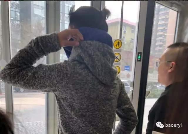 楊冪方否認介入鋒菲戀!網友偶遇王菲謝霆鋒甜蜜拍拖,全程手拉手