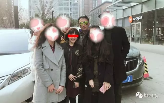 楊冪方否認介入鋒菲戀!網友偶遇王菲謝霆鋒甜蜜拍拖,全程手拉手