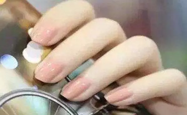 從手指甲就可以看出一個人的健康!你知道指甲上一條一條的橫紋縱紋代表什麼意思嗎?