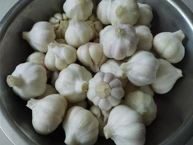 半瓶大蒜,半瓶辣椒,「再加點它」,醃上30天,做好後全都搶著吃,一年得做幾十瓶 |防癌降血糖!