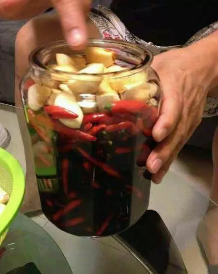 半瓶大蒜,半瓶辣椒,「再加點它」,醃上30天,做好後全都搶著吃,一年得做幾十瓶 |防癌降血糖!