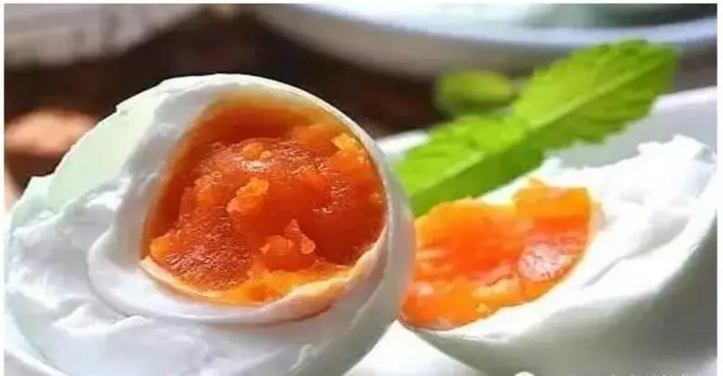掌握此法,鹹鴨蛋都流油、帶沙!自己醃、選購都管用~這樣醃既不臭又不壞,方法簡單,不信你試試!