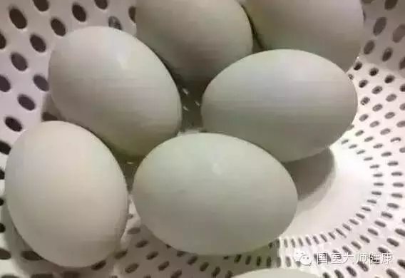 掌握此法,鹹鴨蛋都流油、帶沙!自己醃、選購都管用~這樣醃既不臭又不壞,方法簡單,不信你試試!