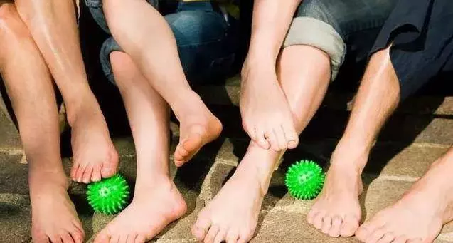 把一根棍子踩在地上滾10分鐘,改善肩膀疼痛,對脾氣暴躁、肝不好、熬夜的人很好!