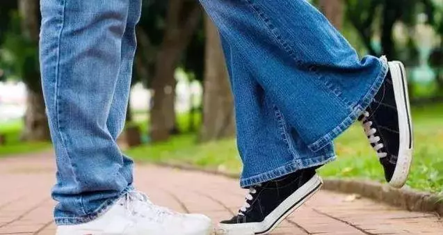 把一根棍子踩在地上滾10分鐘,改善肩膀疼痛,對脾氣暴躁、肝不好、熬夜的人很好!