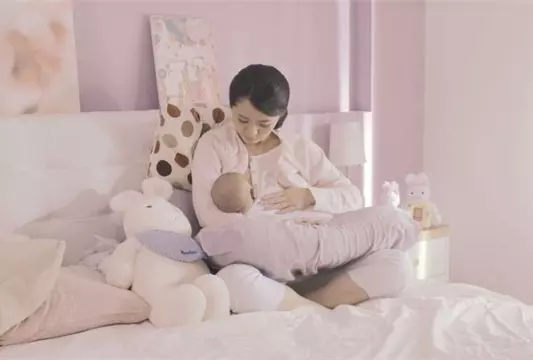 男子因羨慕女兒吸奶,跑妻子胸前也吸奶,結果妻子被送醫院搶救