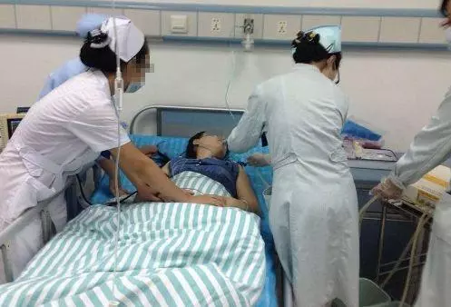 男子因羨慕女兒吸奶,跑妻子胸前也吸奶,結果妻子被送醫院搶救