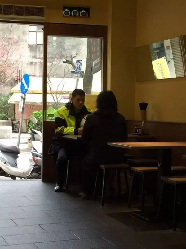 新北年輕警進餐廳喊話「等下有人來吃飯,錢算我的!」 ,「下一秒出現的客人」讓網友讚爆:太暖心