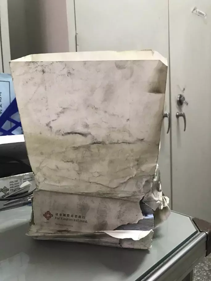 紙袋裝74萬「放超商一個月」險當垃圾,高雄慧眼員警離奇破案,老伯痛哭說了【五個字】讓網友感動落淚,【幸好臺灣人善良】