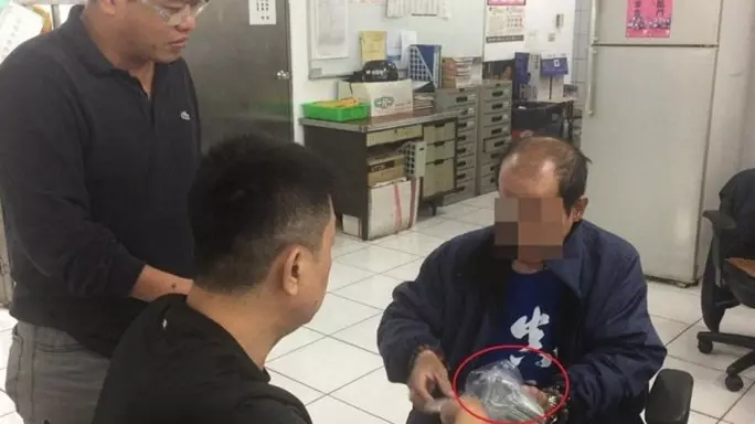 紙袋裝74萬「放超商一個月」險當垃圾,高雄慧眼員警離奇破案,老伯痛哭說了【五個字】讓網友感動落淚,【幸好臺灣人善良】