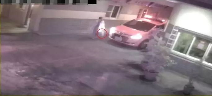 紙袋裝74萬「放超商一個月」險當垃圾,高雄慧眼員警離奇破案,老伯痛哭說了【五個字】讓網友感動落淚,【幸好臺灣人善良】