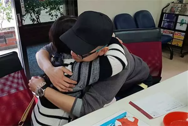 「我不怪妳,只想看看妳,抱抱妳!」28年第一次見面!他擁抱生母哭到不行,讓戶所人員也跟著鼻酸!