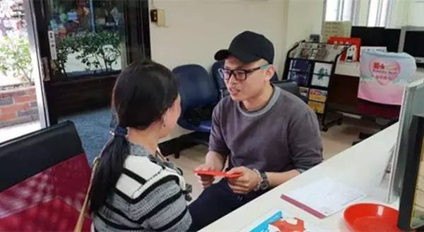 「我不怪妳,只想看看妳,抱抱妳!」28年第一次見面!他擁抱生母哭到不行,讓戶所人員也跟著鼻酸!