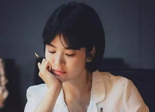 37歲宋慧喬換髮型了,直接把長發減掉,一款波波短髮,直接顯小20歲,阿姨瞬間變少女~