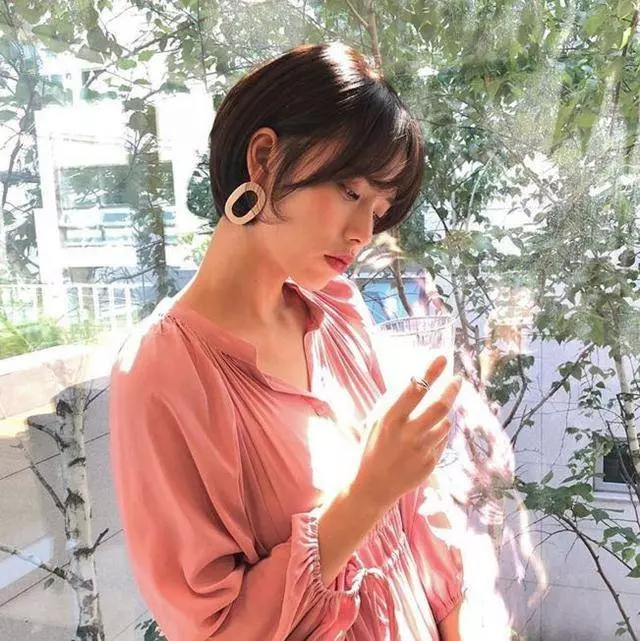 37歲宋慧喬換髮型了,直接把長發減掉,一款波波短髮,直接顯小20歲,阿姨瞬間變少女~
