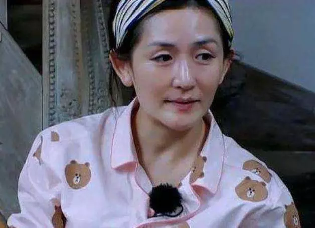 同是素顏,41歲章子怡和47歲袁詠儀差別忒大!網友:像差了個輩分