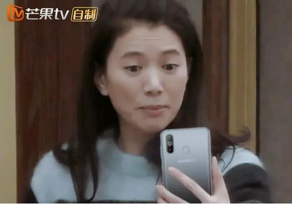 同是素顏,41歲章子怡和47歲袁詠儀差別忒大!網友:像差了個輩分